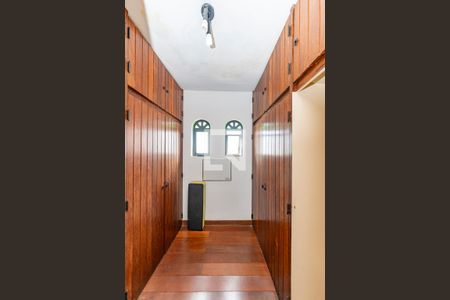Closet da suíte 1 de casa à venda com 5 quartos, 480m² em Belvedere, Belo Horizonte