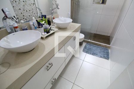 Banheiro da suíte de casa de condomínio à venda com 4 quartos, 200m² em Taquara, Rio de Janeiro