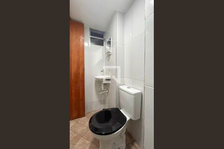 Banheiro de kitnet/studio para alugar com 1 quarto, 19m² em Vila Castelo, São Paulo