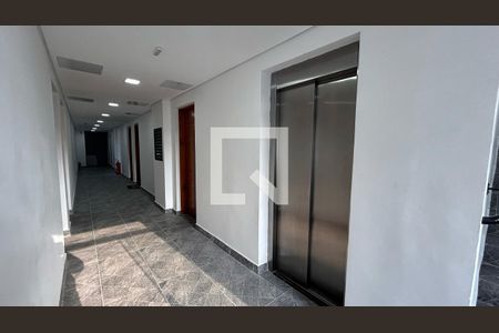 Hall de elevadores de kitnet/studio para alugar com 1 quarto, 19m² em Vila Castelo, São Paulo
