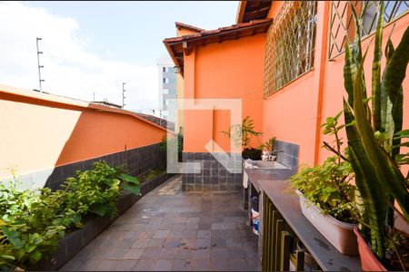 Area serviço de casa para alugar com 5 quartos, 400m² em Sagrada Família, Belo Horizonte
