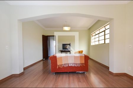 Sala de estar de casa para alugar com 5 quartos, 400m² em Sagrada Família, Belo Horizonte