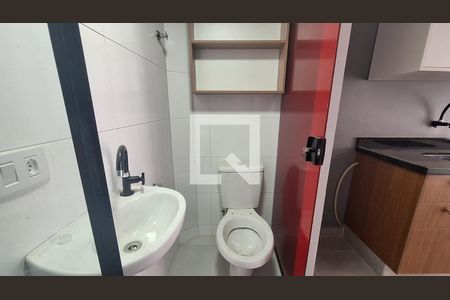 Banheiro de kitnet/studio para alugar com 1 quarto, 25m² em Jardim Marcato, Suzano
