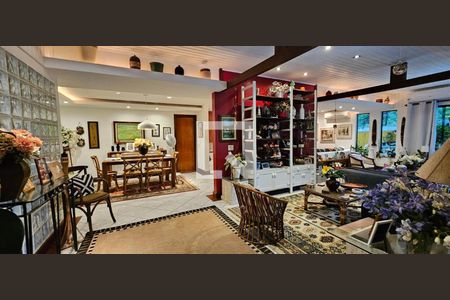 Casa à venda com 5 quartos, 400m² em Camboinhas, Niterói