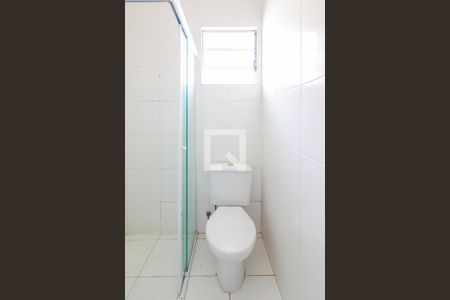 Banheiro de kitnet/studio para alugar com 1 quarto, 13m² em Conjunto Residencial Butanta, São Paulo
