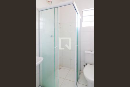 Banheiro de kitnet/studio para alugar com 1 quarto, 13m² em Conjunto Residencial Butanta, São Paulo