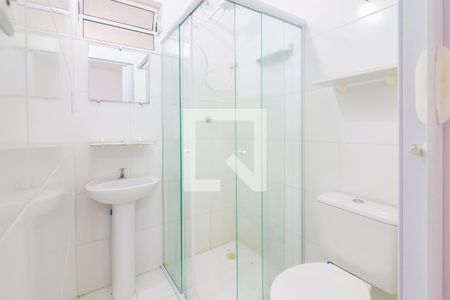 Banheiro de kitnet/studio para alugar com 1 quarto, 13m² em Conjunto Residencial Butanta, São Paulo