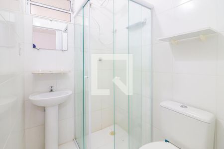 Banheiro de kitnet/studio para alugar com 1 quarto, 13m² em Conjunto Residencial Butanta, São Paulo