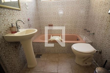 Banheiro de casa à venda com 4 quartos, 280m² em Glória, Porto Alegre