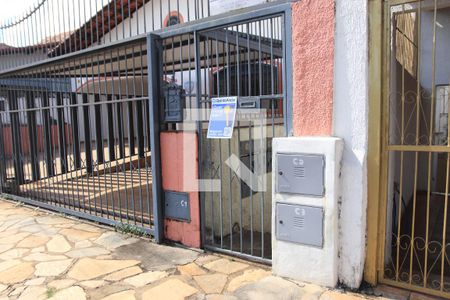 Fachada + Plaquinha de casa para alugar com 3 quartos, 80m² em Setor Sul, Goiânia