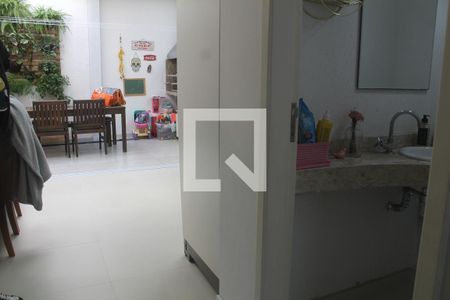 Lavabo de casa de condomínio à venda com 3 quartos, 200m² em Vila Bertioga, São Paulo