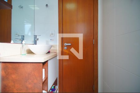 Banheiro de apartamento à venda com 2 quartos, 70m² em Mauá, Novo Hamburgo