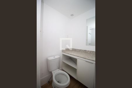 Banheiro de kitnet/studio para alugar com 1 quarto, 27m² em Partenon, Porto Alegre