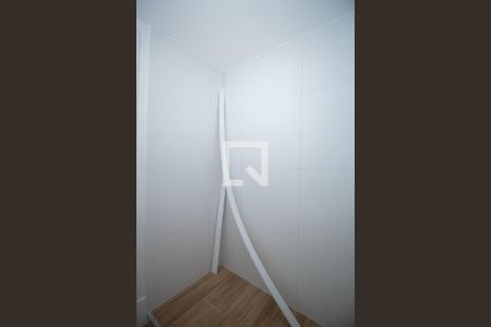 Banheiro de kitnet/studio para alugar com 1 quarto, 27m² em Partenon, Porto Alegre