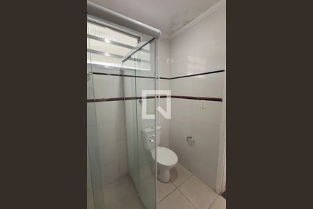 Banheiro de apartamento para alugar com 1 quarto, 50m² em Tupi, Praia Grande