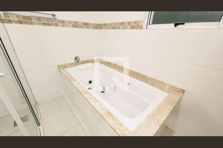 Casa de condomínio à venda com 400m², 4 quartos e 6 vagas Casa de condomínio à venda com 400m², 4 quartos e 6 vagasBanheiro da Suíte 2