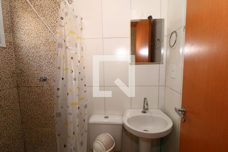 Banheiro de casa de condomínio para alugar com 2 quartos, 51m² em Maracanã, Praia Grande