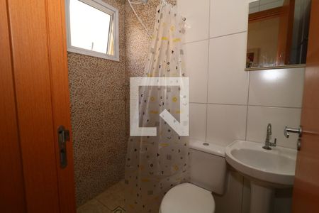 Banheiro de casa de condomínio para alugar com 2 quartos, 51m² em Maracanã, Praia Grande
