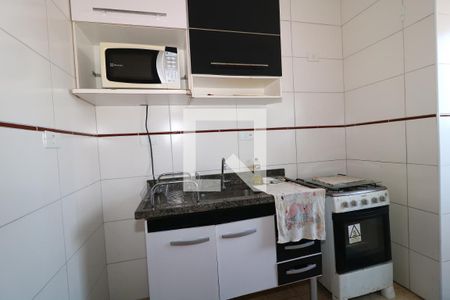 Cozinha de casa de condomínio para alugar com 2 quartos, 51m² em Maracanã, Praia Grande