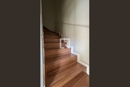 Escada de casa de condomínio para alugar com 2 quartos, 100m² em Vila Homero Thon, Santo André