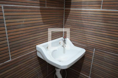 Banheiro de casa para alugar com 1 quarto, 30m² em Vila Invernada, São Paulo