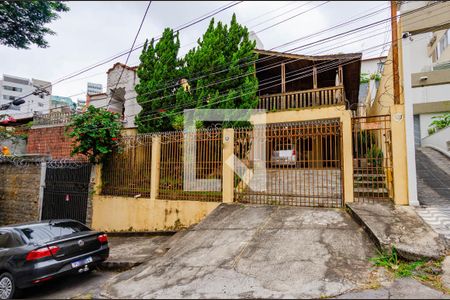 Fachada de casa à venda com 3 quartos, 210m² em Santa Lúcia, Belo Horizonte