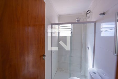 Banheiro de apartamento à venda com 2 quartos, 55m² em Vila Nhocuné, São Paulo