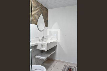 Banheiro de apartamento para alugar com 2 quartos, 50m² em Sítio Cercado, Curitiba