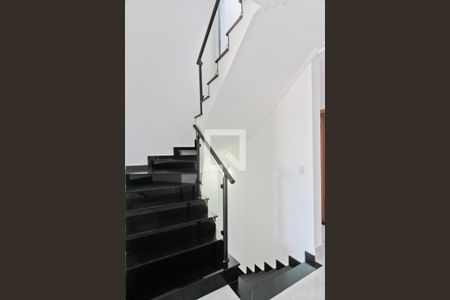 Escada de casa à venda com 3 quartos, 190m² em Parque Sao Domingos, São Paulo