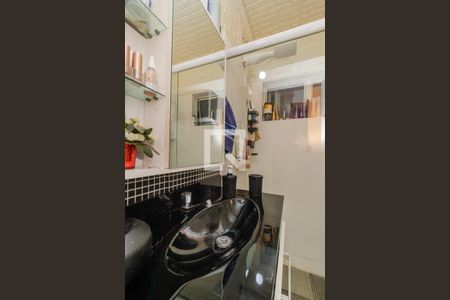 Banheiro de apartamento à venda com 3 quartos, 75m² em Menino Deus, Porto Alegre