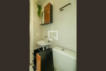Banheiro de apartamento à venda com 2 quartos, 45m² em Sarandi, Porto Alegre