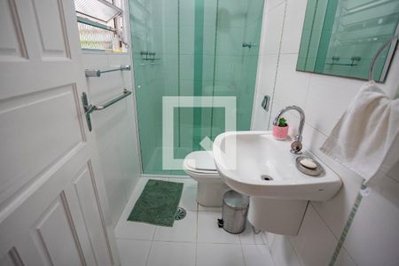 Banheiro social de casa para alugar com 3 quartos, 300m² em Taboão, Diadema