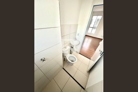 Banheiro social de apartamento para alugar com 2 quartos, 49m² em Trevo, Belo Horizonte