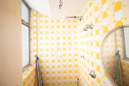 Banheiro de Serviço de apartamento à venda com 3 quartos, 176m² em Jardim Paulistano, São Paulo