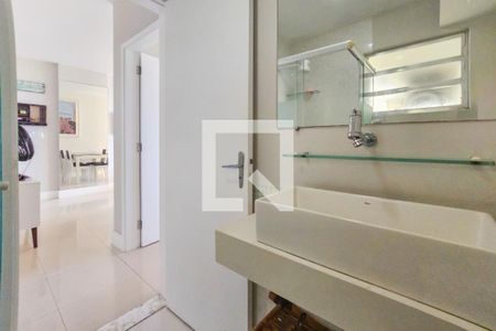Banheiro de apartamento para alugar com 1 quarto, 50m² em Centro, Guarujá
