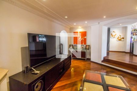 Sala de TV de casa de condomínio à venda com 4 quartos, 540m² em Alphaville, Santana de Parnaíba