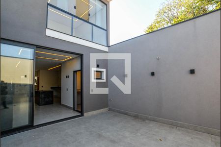 Casa à venda com 180m², 3 quartos e 2 vagasQuintal