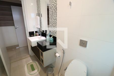 Banheiro Suíte 2 de casa de condomínio para alugar com 5 quartos, 400m² em Gávea, Uberlândia