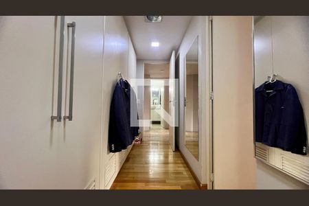 Closet da suíte de apartamento para alugar com 3 quartos, 117m² em Pinheiros, São Paulo