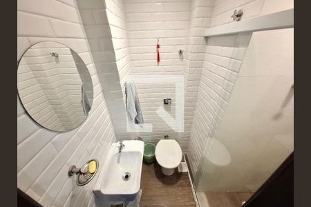 Banheiro de serviço de apartamento à venda com 3 quartos, 128m² em Laranjeiras, Rio de Janeiro