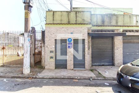 Fachada + Plaquinha de casa para alugar com 2 quartos, 70m² em Vila Santa Teresinha, São Paulo