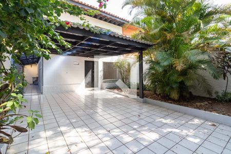 Garagem de casa para alugar com 3 quartos, 450m² em Jardim Rizzo, São Paulo