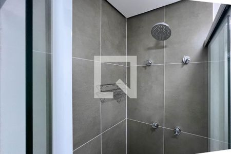 Banheiro de kitnet/studio para alugar com 1 quarto, 29m² em Liberdade, São Paulo