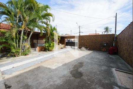 Quintal e garagem de casa para alugar com 3 quartos, 360m² em Jardim das Bandeiras, Taubaté