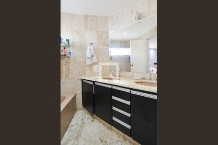 Banheiro suite de apartamento à venda com 4 quartos, 325m² em Santa Efigênia, Belo Horizonte