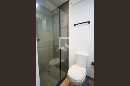 Banheiro de kitnet/studio para alugar com 1 quarto, 26m² em Moema, São Paulo