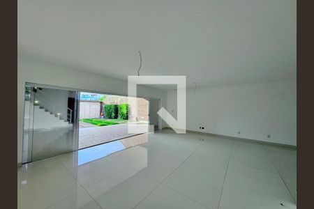 Sala de casa de condomínio à venda com 4 quartos, 662m² em Recreio dos Bandeirantes, Rio de Janeiro