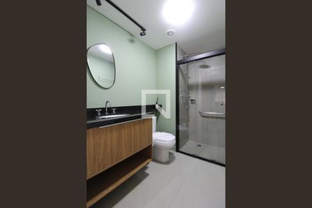 Banheiro de kitnet/studio para alugar com 1 quarto, 27m² em Indianópolis, São Paulo