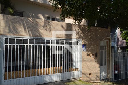 Fachada + Plaquinha de casa à venda com 3 quartos, 200m² em Vila Mariana, São Paulo