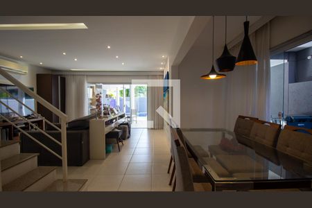 Sala de casa de condomínio para alugar com 4 quartos, 235m² em Recreio dos Bandeirantes, Rio de Janeiro